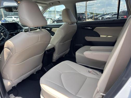 Wind Chill Pearl 2024 Toyota Highlander XLE