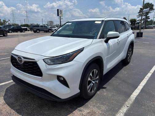 Wind Chill Pearl 2024 Toyota Highlander XLE