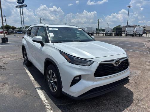 Wind Chill Pearl 2024 Toyota Highlander XLE