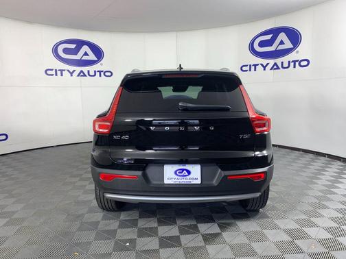 2022 Volvo XC40 T5 Momentum
