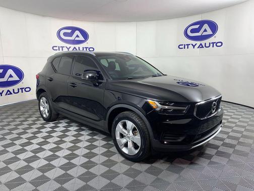 2022 Volvo XC40 T5 Momentum