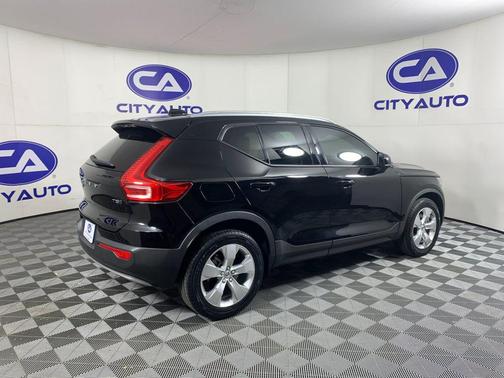 2022 Volvo XC40 T5 Momentum