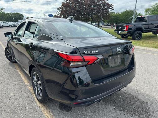 Super Black 2025 Nissan Versa 1.6 SV