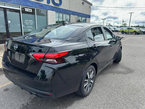 Super Black 2025 Nissan Versa 1.6 SV