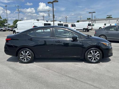 Super Black 2025 Nissan Versa 1.6 SV