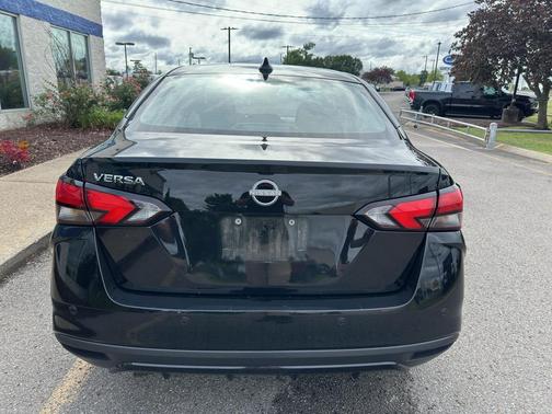 Super Black 2025 Nissan Versa 1.6 SV