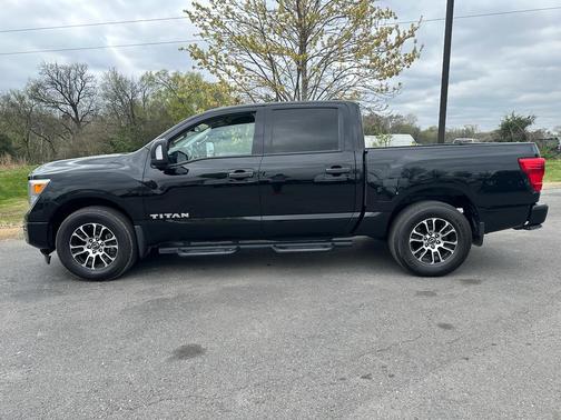 Super Black 2023 Nissan Titan SV
