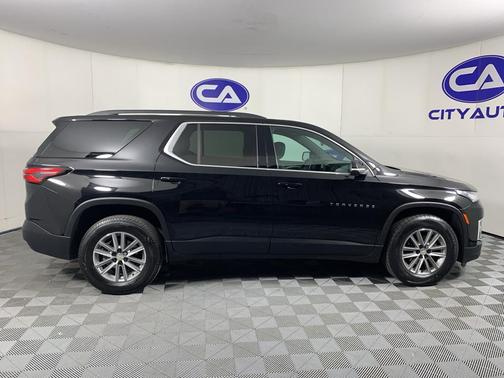 Mosaic Black Metallic 2023 Chevrolet Traverse LT Leather