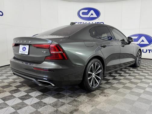 2021 Volvo S60 T5 Momentum