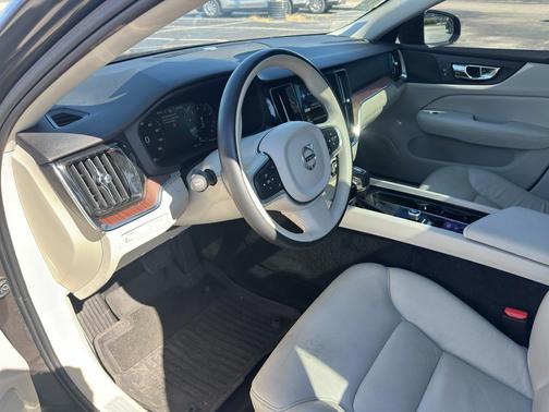 2021 Volvo S60 T5 Momentum