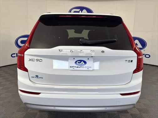 2022 Volvo XC90 T5 Momentum