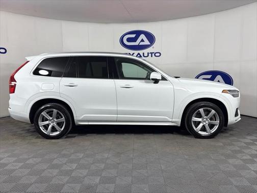 2022 Volvo XC90 T5 Momentum