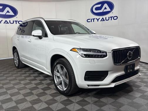 2022 Volvo XC90 T5 Momentum