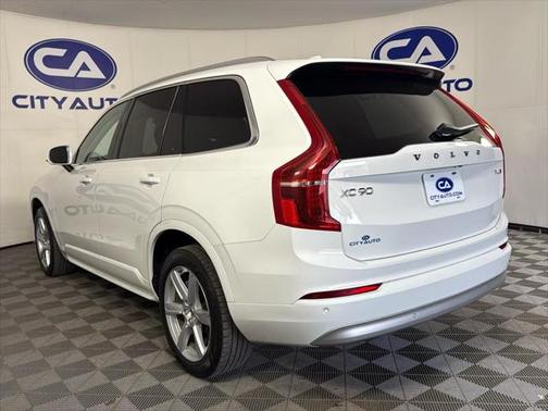 2022 Volvo XC90 T5 Momentum