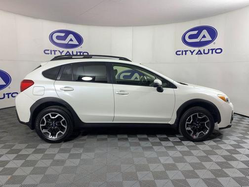Crystal White Pearl 2017 Subaru Crosstrek 2.0i Limited