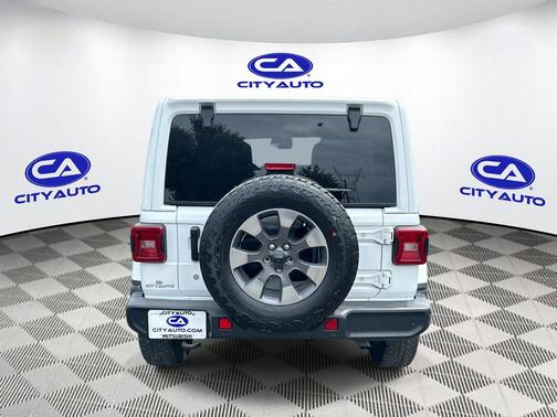 Bright White Clearcoat 2019 Jeep Wrangler Unlimited Sahara