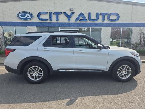 Space White Metallic 2025 Ford Explorer Active