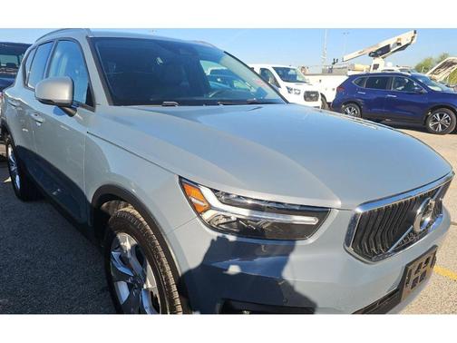 2022 Volvo XC40 T5 Momentum