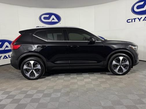 2024 Volvo XC40 B5 Plus Bright Theme