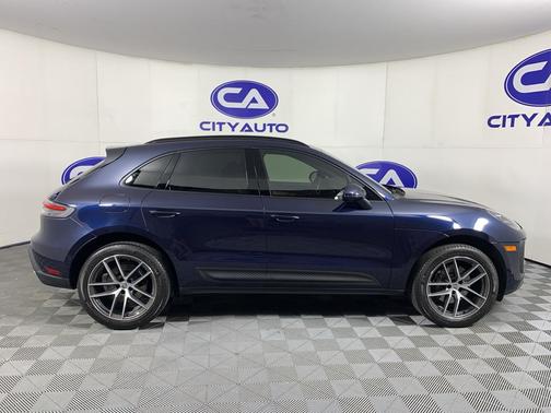 Gentian Blue Metallic 2023 Porsche Macan Macan