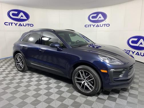 Gentian Blue Metallic 2023 Porsche Macan Macan