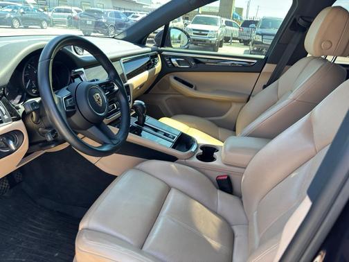Gentian Blue Metallic 2023 Porsche Macan Macan