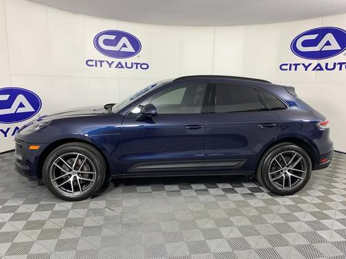 Gentian Blue Metallic 2023 Porsche Macan Macan