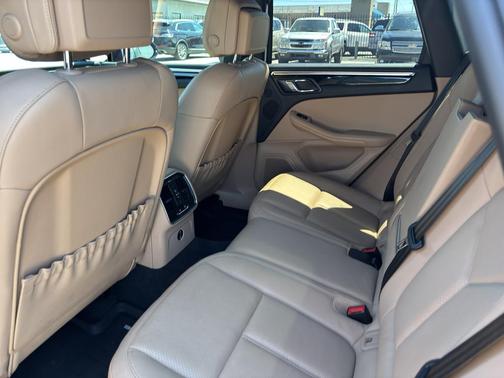 Gentian Blue Metallic 2023 Porsche Macan Macan