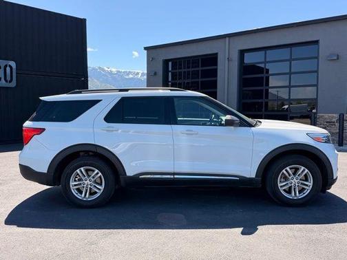 Oxford White 2022 Ford Explorer XLT