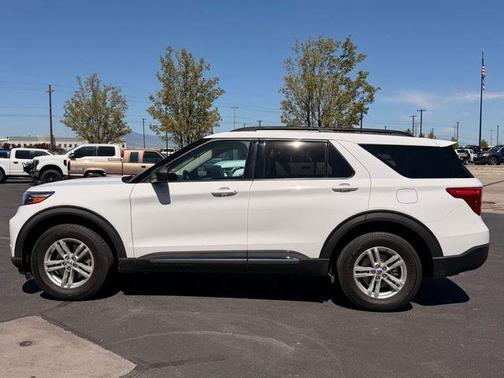 Oxford White 2022 Ford Explorer XLT