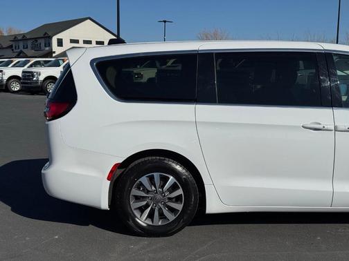 Bright White Clearcoat 2024 Chrysler Pacifica Hybrid Select