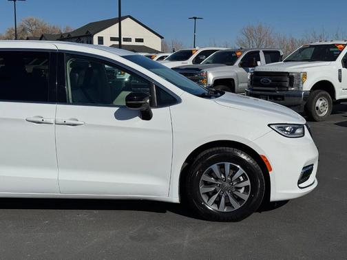 Bright White Clearcoat 2024 Chrysler Pacifica Hybrid Select