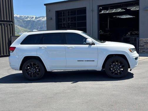 Bright White Clearcoat 2021 Jeep Grand Cherokee Laredo X