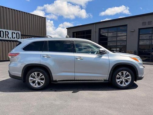 Silver Sky Metallic 2014 Toyota Highlander XLE