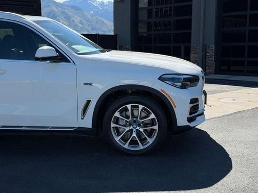 Alpine White 2023 BMW X5 PHEV xDrive45e