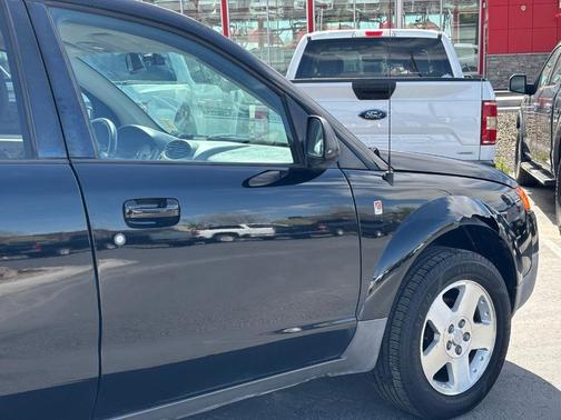 Onyx Black 2004 Saturn Vue V6