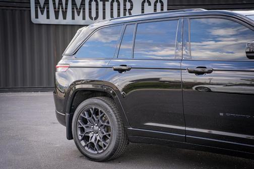 Diamond Black 2025 Jeep Grand Cherokee Summit