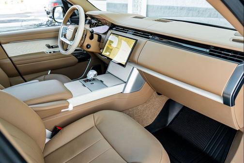 2025 Land Rover Range Rover P615 SV