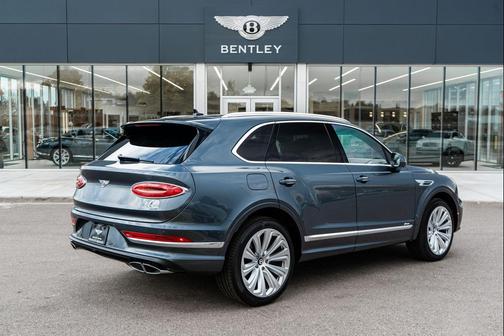 2025 Bentley Bentayga V8