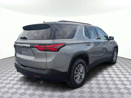 Sterling Gray Metallic 2023 Chevrolet Traverse LT Cloth