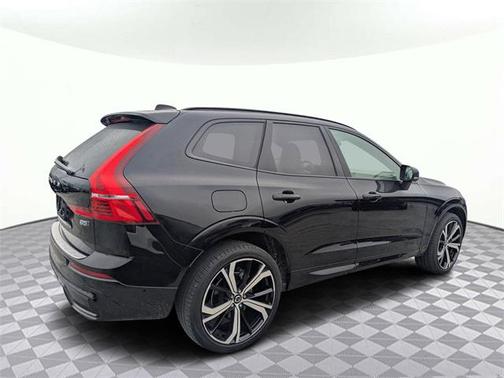 2023 Volvo XC60 B5 Ultimate Dark Theme