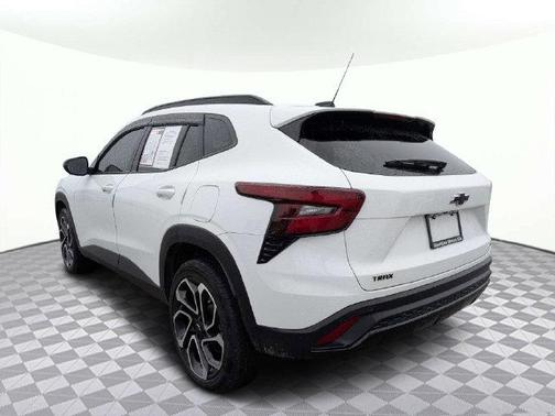 Summit White 2025 Chevrolet Trax FWD 2RS