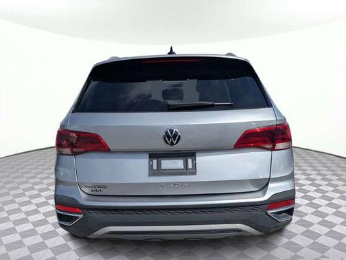Pyrite Silver Metallic 2024 Volkswagen Taos 1.5T SE