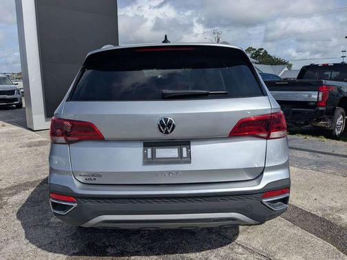 Pyrite Silver Metallic 2024 Volkswagen Taos 1.5T SE