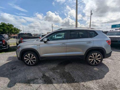 Pyrite Silver Metallic 2024 Volkswagen Taos 1.5T SE