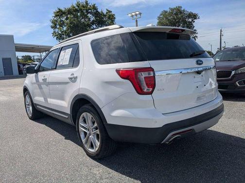 White Platinum Clearcoat Metallic 2017 Ford Explorer XLT