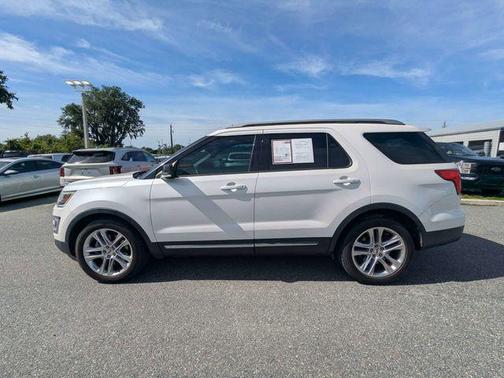 White Platinum Clearcoat Metallic 2017 Ford Explorer XLT