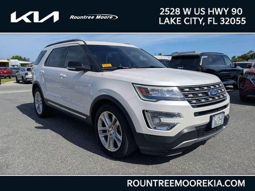 White Platinum Clearcoat Metallic 2017 Ford Explorer XLT