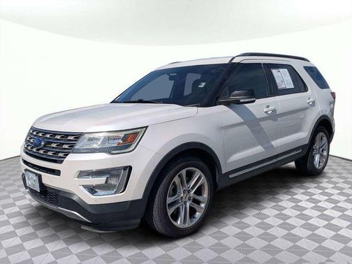White Platinum Clearcoat Metallic 2017 Ford Explorer XLT