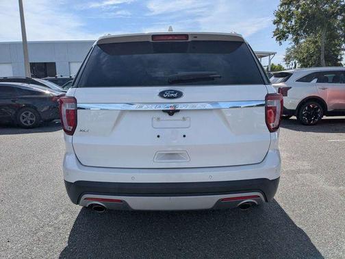 White Platinum Clearcoat Metallic 2017 Ford Explorer XLT